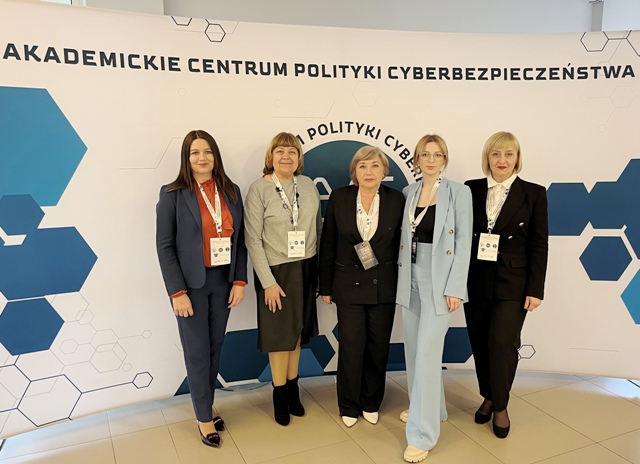 Учасники Варшавського міжнародного кіберсаміту 2023